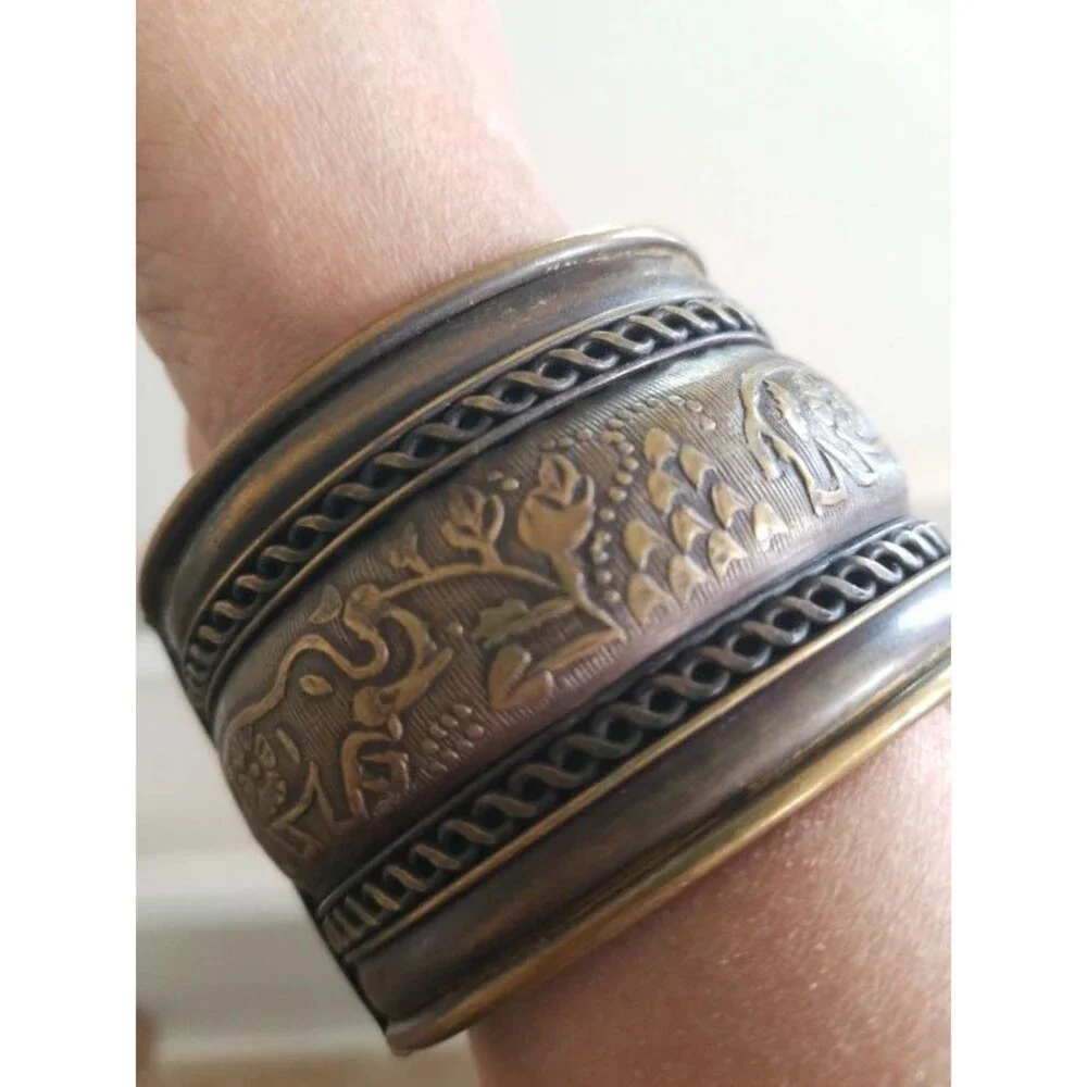 Vintage bronz cuff bracelet elephant motif